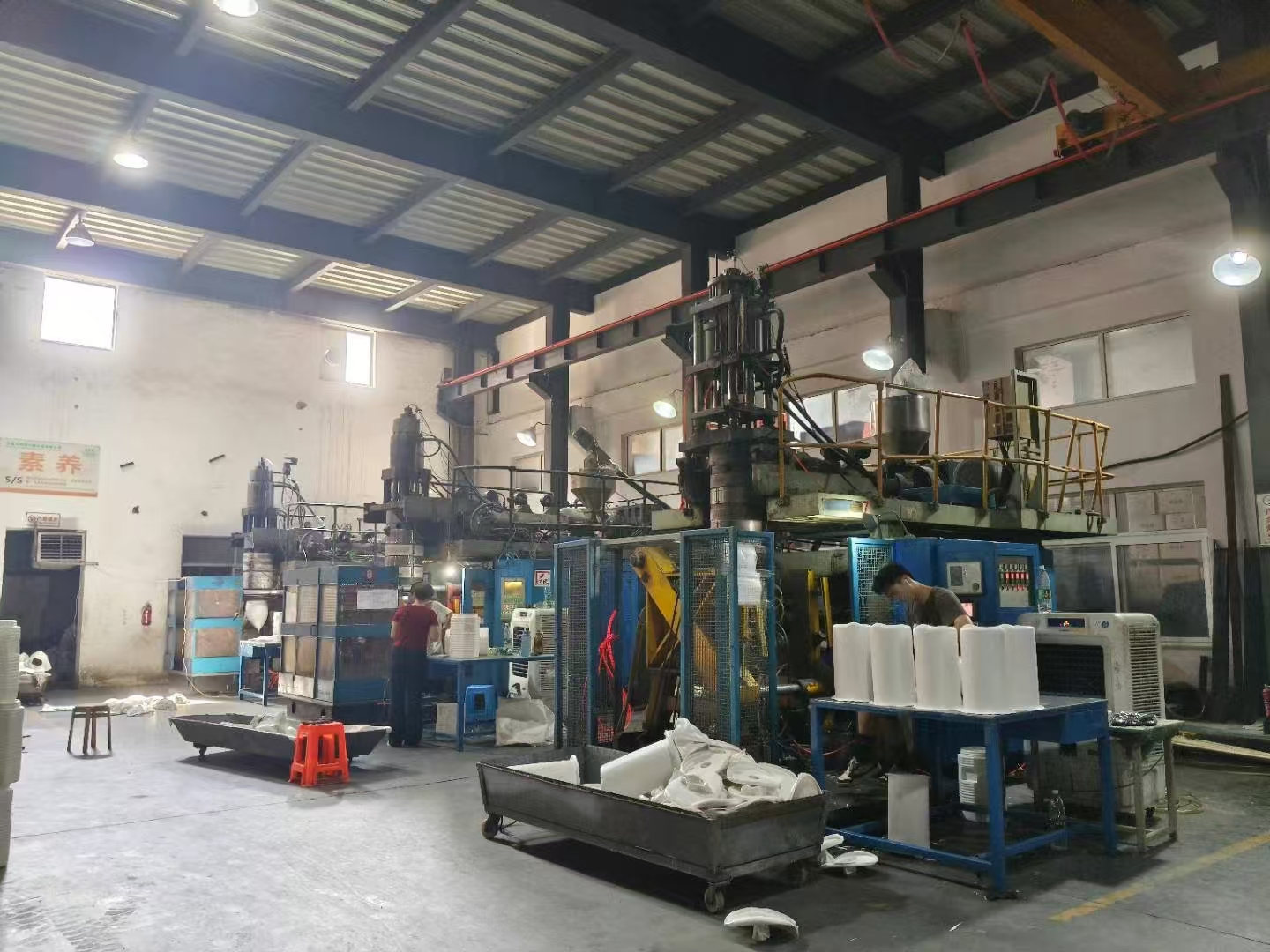 What issues do consumers often pay attention to when choosing cooler box?